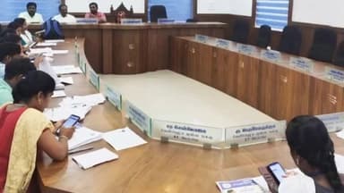 கூடலூர்: கூடலூர் நகராட்சி அலுவலகத்தில், பூர்த்தி செய்த கணக்கீட்டு படிவங்கள் பதிவேற்றம் செய்யும் பணிகள்