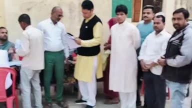 सुनेल: भाजपाइयों ने सुनेल में ग्रामीणों की एसआईआर प्रपत्र भरवाने में की मदद