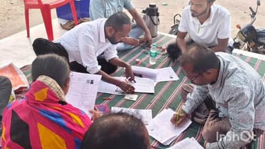 খণ্ডঘোষ: একাধিক মানুষজনের এনুমারেশন ফ্রম ফিলাপ করছেন বিধায়ক খণ্ডঘোষে