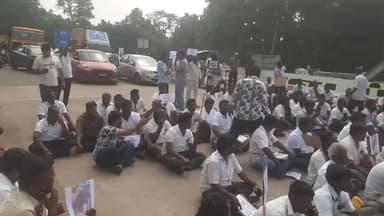 உதகமண்டலம்: கல்லார் சோதனை சாவடி அருகே கோவை ஓட்டுநர்கள் சாலை மறியல்