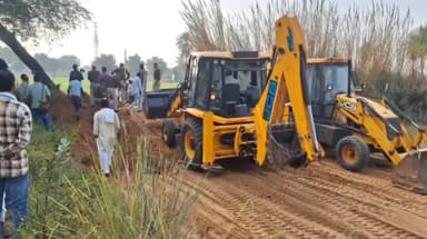 नांगल राजावतान: नांगल राजावतान से बायपास की ओर जाने वाले आम रास्ते पर अतिक्रमण को राजस्व टीम ने हटाया, पुलिस बल रहा तैनात