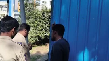 హత్నూర: దౌల్తాబాద్ లోని మొబైల్ షాప్ హార్డ్వేర్ షాప్ లో చోరీ, ఘటన స్థలాన్ని పరిశీలించిన పోలీసులు