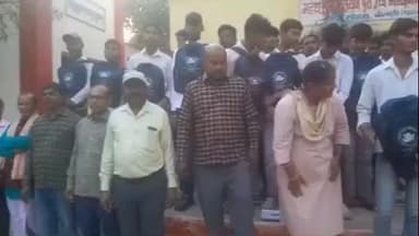 बेलछी: सकसोहरा महंथ राम नारायण पूरी विद्यालय में 10वीं के छात्र-छात्राओं को एफएलएन किट का वितरण