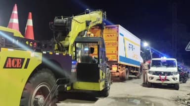 சாத்தூர்: நான்கு வழிச்சாலையில் அரசு போக்குவரத்து பணிமனை முன்பு கொரியர் வாகனம் விபத்து ஓட்டுநர் சம்பவத்தில் உயிரிழப்பு நகர போலீசார் விசாரணை