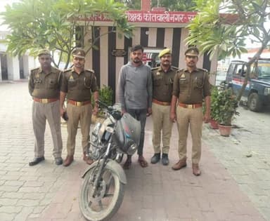 #रायबरेली में पुलिस ने बाइक चोर को किया गिरफ्तार✍️आरोपी के कब्जे से बरामद हुई चोरी की बाइक ✍️कोतवाली पुलिस ने पकड़ा