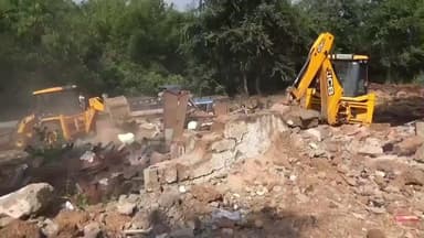 ଉଦଳା: ବିବାଦୀୟ ଜୁଗୁନି ଖୁଣ୍ଟା ହାଟରେ ବୁଲିଲା ଜେସିବି; ଘର ମାଟିରେ ମିଶିଲା