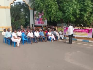 திருவண்ணாமலை: கலெக்டர் அலுவலகம் முன்பு ஆறு அம்ச கோரிக்கைகளை வலியுறுத்தி செவிலியர்கள் ஆர்ப்பாட்டம்