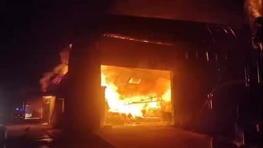 માંડવી: કોસંબા નજીક મહુવેજ ખાતે લાકડાના ગોડાઉનમાં આગ લાગી.