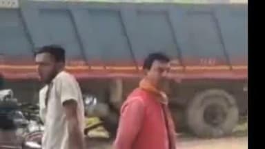 बिक्रमगंज: बिक्रमगंज में उर्वरक के लिए किसानों की उमड़ी भीड़, बिस्कोमान बिक्री केंद्र पर लंबी कतार लगी, सुरक्षा के लिए पुलिस तैनात