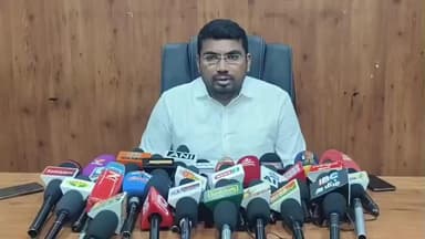 திண்டுக்கல் மேற்கு: சனி, ஞாயிறு SIR சிறப்பு முகாம்கள் ஆட்சியரும் மாவட்ட தேர்தல் அலுவலருமான சரவணன் ஆட்சியரகத்தில் பேட்டி