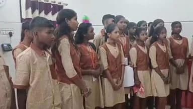 ବାରିପଦା ମ୍ୟୁନିସିପାଲଟି: ଇଂରାଜୀ ପାଠ ପଢା ହେଉନଥିବାରୁ କପ୍ତିପଦା ଉପଜିଲ୍ଲାପାଳଙ୍କୁ ଲଷ୍ମୀ ବସରେ ଆସି ଭେଟିଲେ ଛାତ୍ରଛାତ୍ରୀ