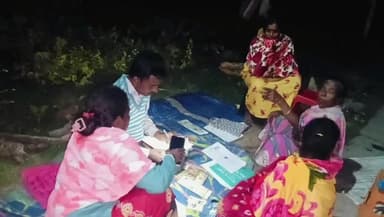 জাঙ্গিপাড়া: জাঙ্গিপাড়ায় ২২৬ ও ২২৭ নম্বর বুথে ভোট রক্ষা শিবিরে S.I.R ফর্ম পূরণ