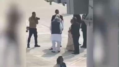 पंडारक: सीएम नीतीश कुमार छुने लगे प्रधानमंत्री नरेंद्र मोदी के पैर, पीएम मोदी ने रोका, वीडियो वायरल