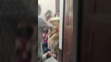 #बुलंदशहर के #पहासू में दबंगों ने महिलाओं को बेरहमी से पीटा, वीडियो वायरल।