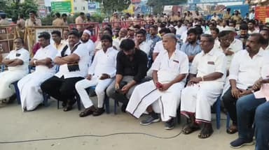 வண்டலூர்: தேசிய நெடுஞ்சாலையில் மின்விளக்குகள் எரியாததை கண்டித்து தீப்பந்தம் ஏந்தி அனைத்து கட்சியினர் பொதுமக்கள் கண்டன ஆர்ப்பாட்டம்