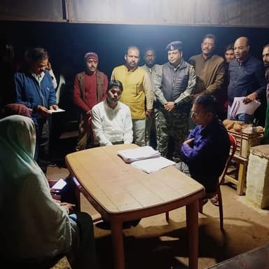 एसआईआर प्रक्रिया के तहत चल रहे गणना प्रपत्र कार्य का कलेक्टर एवं जिला निर्वाचन अधिकारी श्री कोचर ने तिंदनी, देवडोंगरा, प...