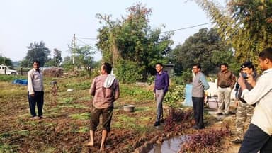 विशेष पुनरीक्षण अभियान का जायजा लेते समय किसानों से भी मिले कलेक्टर श्री कोचर
==
उद्यानिकी अधिकारी को किसानों से मिलकर य...