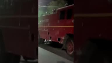 आगरा: बाह में चार्ज होती बैटरी से उठा घना धुंआ, बड़ा हादसा टला #आग #दुकान_में_आग