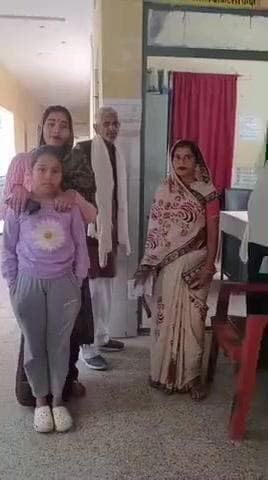 रसूलाबाद सामुदायिक स्वास्थ्य केंद्र में अधीक्षक अमित कुमार सिंह के हस्तांतरण के बाद वहां के कर्मचारी एएनएम वी आशाएं धरने