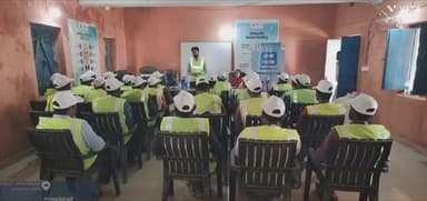 अमदाबाद :- ट्राय सम भवन अमदाबाद में 30 राजमिस्त्रियों का दस दिवसीय प्रशिक्षण शुरू।