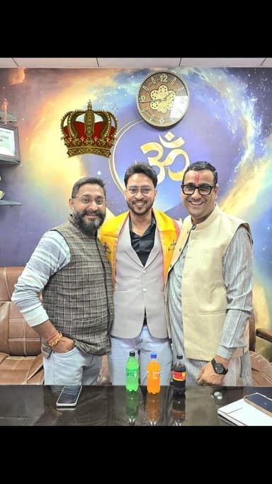 करनाल की आन बान शान करनाल की आवाज पत्रकार मनीष शर्मा बड़े भाई को जन्मदिन की हार्दिक शुभकामनाएं । आपके चेहरे पर यह मुस्का...