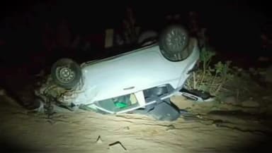 शिव: भियाड़ में बेकाबू होकर पलटी कार, भियाड़-मोखाब सड़क मार्ग पर हुआ हादसा, शादी से लौट रहे पांच लोग बाल-बाल बचे