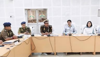 बस्ती, उत्तर प्रदेश 20 नवम्बर 2025
मण्डलायुक्त बस्ती अखिलेश सिंह की अध्यक्षता में शांति एवं कानून व्यवस्था के संबंध मे...