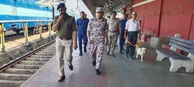 আচমকা খড়্গপর ষ্টেশনে আরপিএফ এর তত্পরতা বৃহস্পতিবার ৷ মেটাল ডিটেক্টর ও স্নিফার ডাগ নিয়ে পুরো চত্বর জুড়ে পরীক্ষা নিরীক্ষ...