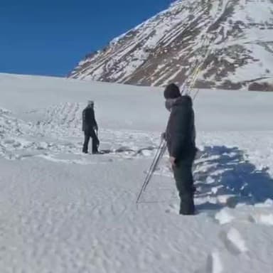 सांगला: किन्नौर के प्रद्युम्न नेगी हिप्र के ऊँचाई वाले पहाड़ी इलाकों में लोगों को आपदाओं से निपटने के लिए दे रहे ट्रेनिंग