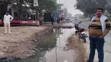 आंवला: आंवला में रामनगर मार्ग पर जलभराव से लोगों में आक्रोश, सूचना पर ईओ पहुंचे और जल्द समाधान का दिया आश्वासन