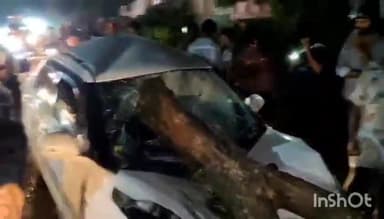 പൊന്നാനി: ചങ്ങരംകുളം കടവല്ലൂരിൽ മുറിഞ്ഞുവീണ മരക്കൊമ്പ് കാറിലേക്ക് തുഴഞ്ഞു കയറി യുവതിക്ക് ദാരുണന്ത്യം