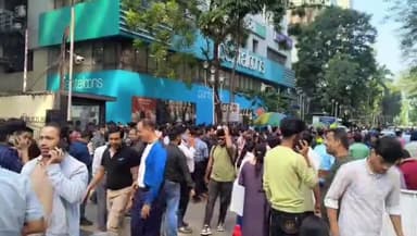 কলকাতা: সকাল সকাল ভূমিকম্পে কাঁপল কলকাতা সহ গোটা বাংলা, আতঙ্কে রাস্তায় নাগরিকরা