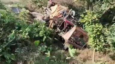 बरहेट: गुमानी नदी पुल के पास जुगाड़ गाड़ी सड़क से नीचे गिरी, एक की मौत और दो घायल