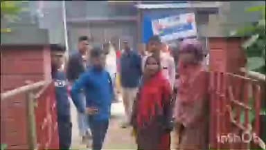 হরিশ্চন্দ্রপুর ২: মর্জি মত ব্যাংকের শাখায় আসছেন কর্মচারীরা, হরিশ্চন্দ্রপুরের ব্যাংকের শাখার সামনে বিক্ষোভ গ্রাহকদের