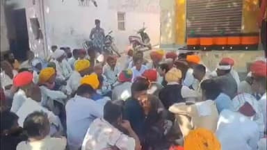 टांटोटी: किसानों ने मुआवजा राशि की मांग को लेकर नागोला में बैंक के बाहर किया धरना प्रदर्शन, आश्वासन पर माने किसान