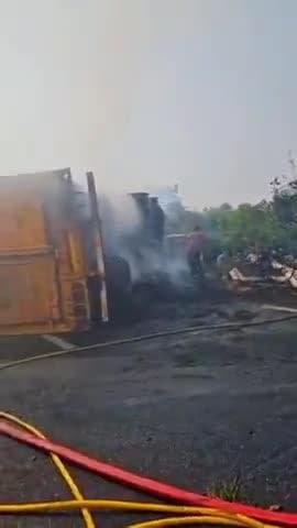 राहुवास: दिल्ली–मुंबई एक्सप्रेस वे पर टायर फटने से बेकाबू कंटेनर ट्रक एलईडी पोल से टकराया, बलास्ट के बाद लगी आग, चालक जिंदा जला