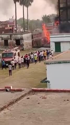 रेमा गाव मे आग लगी है अभी @# magi ha I Jo abhi pani feka jarha rha hai bhujhne ka name nhi hai