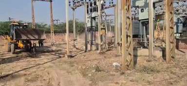 मूंडवा: मूंडवा विद्युत सब स्टेशन पर दुरुस्तीकरण कार्य के तहत जमीन अर्थिंग की जा रही है