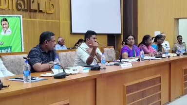 விருதுநகர்: ஆட்சியர் அலுவலக வளாகத்தில் மாதாந்திர விவசாயிகள் குறை தீர்க்கும் நாள் கூட்டம் ஆட்சியர் தலைமை நடைபெற்றது