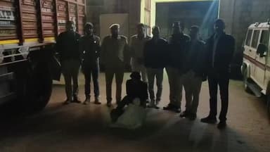 डीएसटी जोधपुर ग्रामीण की अवैध अफीम तस्कारों के विरूद्ध बड़ी कार्रवाही, भारी मात्रा में अवैध अफीम दूध के साथ एक ट्रक जब्त।
ऽ ट्रक चालक हनुमानराम विश्नोई के कब्जे से कुल 29.738 किलोग्राम अवैध अफीम दूध जब्त।