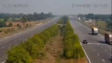 राहुवास: दिल्ली–मुंबई एक्सप्रेस वे पर टायर फटने से बेकाबू कंटेनर की एलईडी पोल से टकराने के बाद आग लगने का CCTV फुटेज आया सामने