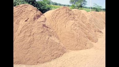 పాలకుర్తి: అక్రమ ఇసుక రవాణా చేస్తున్న లారీని పట్టుకుని సీజ్ : మైన్స్ జియాలజీ సహాయ సంచాలకులు శ్రీనివాస్