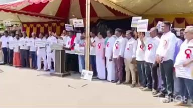 வாலாஜா: சக்கரமல்லூர் பகுதியில் அரசு மணல் குவாரி திறக்க வலியுறுத்தி முத்துக்கடை பேருந்து நிலையத்தில் மணல் லாரி உரிமையாளர் சங்கத்தினர் போராட்டம்