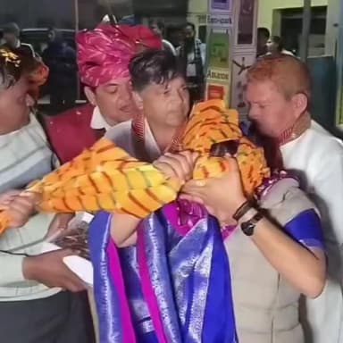 कठूमर: भरतपुर सांसद का खेड़ली पहुंचने पर कांग्रेस कार्यकर्ताओं ने किया सांसद संजना का स्वागत-सत्कार