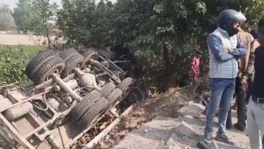 महसी: हरदोई जिले से बिहार जा रही आलू से लदी ट्रक बहराइच-सीतापुर मार्ग पर मोगलहा पुलिया से गड्ढे में पलटी, चालक बाल-बाल बचा