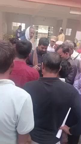 पांडू: ऊंटारी रोड प्रखंड कार्यालय में लुंबा सतबहिनी के किसानों के बीच बीज का वितरण किया गया