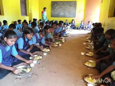 माकड़ी: प्राथमिक शाला बीजापुर में न्योता भोज का आयोजन, बच्चों के साथ बांटी गई जन्मदिन की खुशियाँ