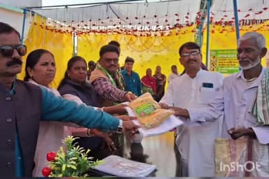 नवा बाज़ार: आपकी योजना आपकी सरकार आपके द्वार कार्यक्रम के तहत सोहदाग खुर्द में शिविर लगा