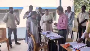 केशकाल: कलेक्टर ने खालेमूरवेंड में विशेष गहन पुनरीक्षण कार्य का किया निरीक्षण