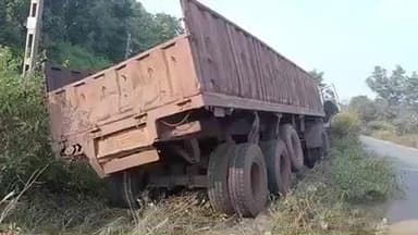 झींकपानी: तालाबरू में लौह अयस्क से लदे वाहन अनियंत्रित होकर सड़क किनारे गड्ढे में धंसे